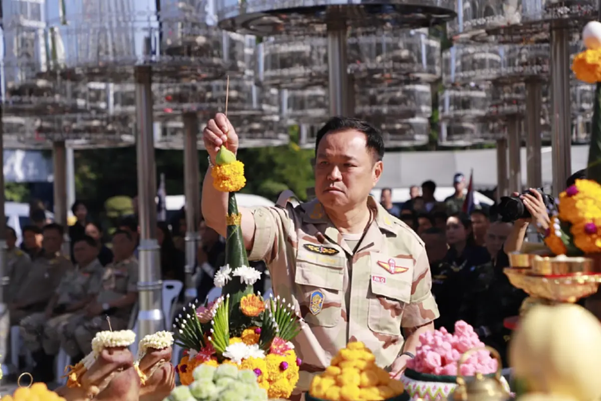 สะดุดตา "อนุทิน" ปิดทองฐานฉัตร ตรงเบอร์ปาร์ตี้ลิสต์ ภูมิใจไทย