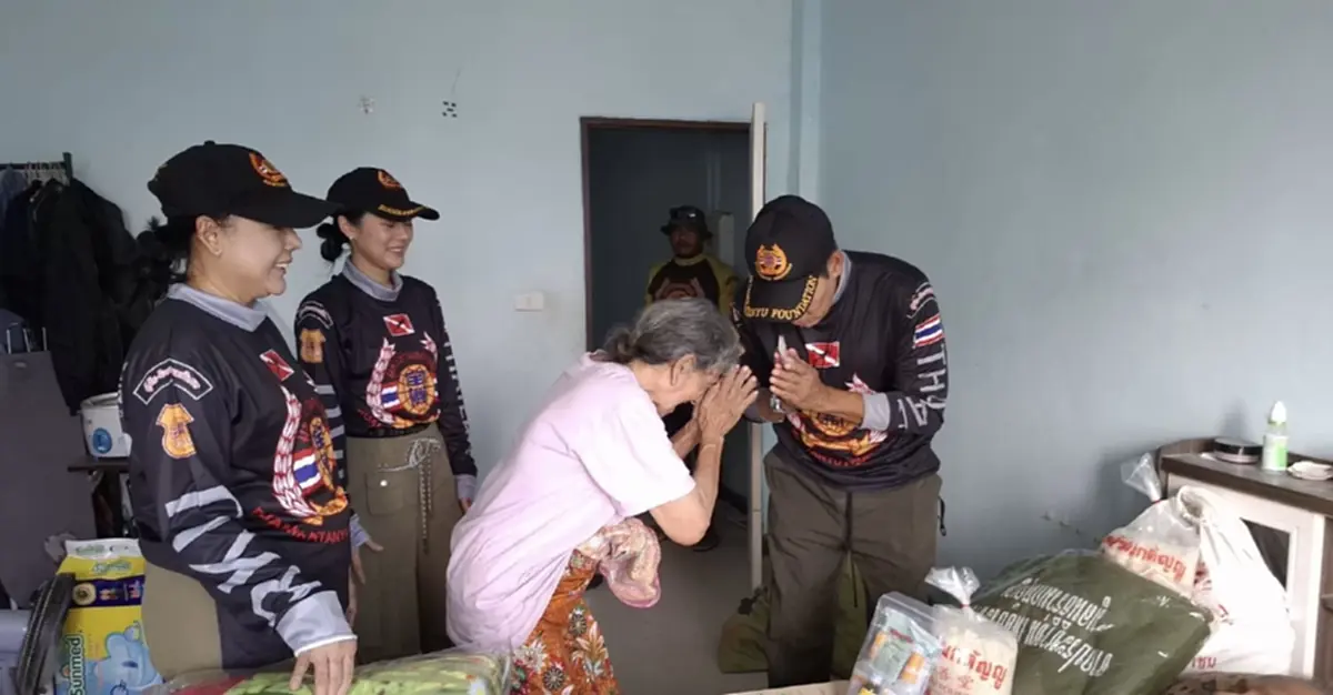 น้ำใจไม่เคยหยุด ไทด์และทับทิมร่วมทีมกู้ภัย ช่วยผู้ป่วยติดเตียง 