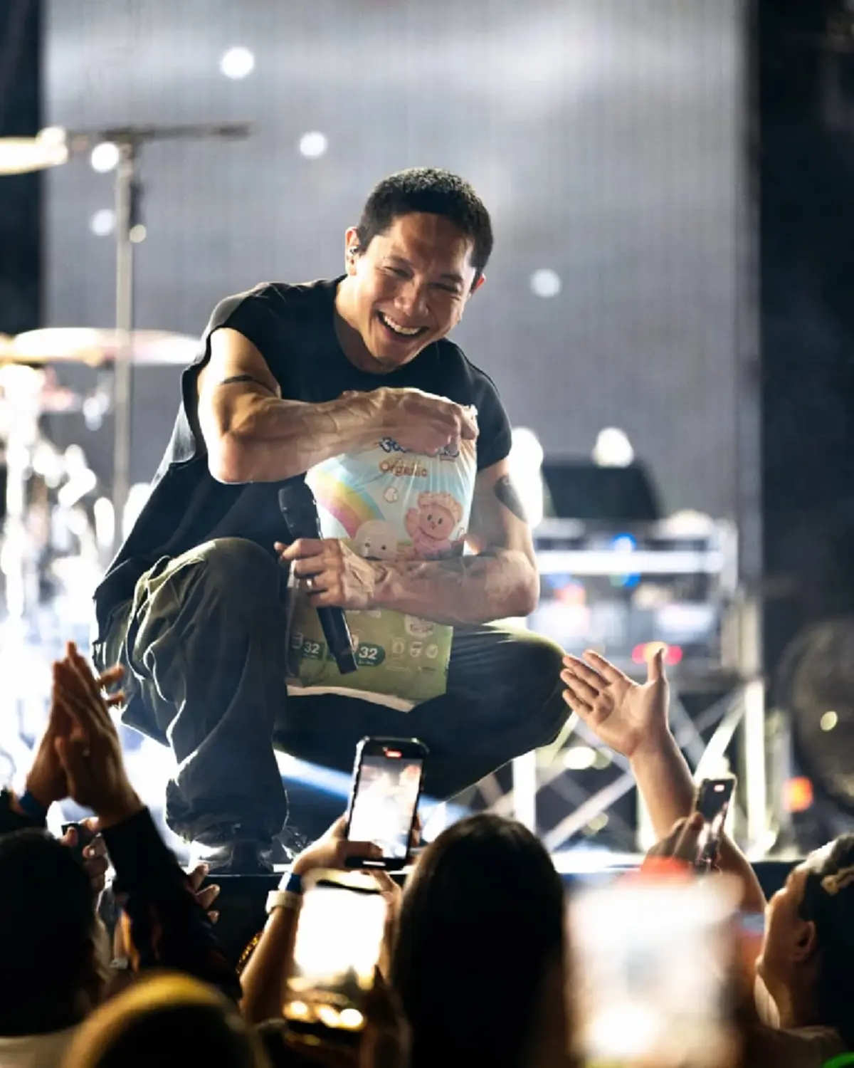 แฟนคลับให้ของขวัญ “ปั๊บ โปเตโต้” บนเวที เป็นของใหญ่ถูกใจคุณพ่อ