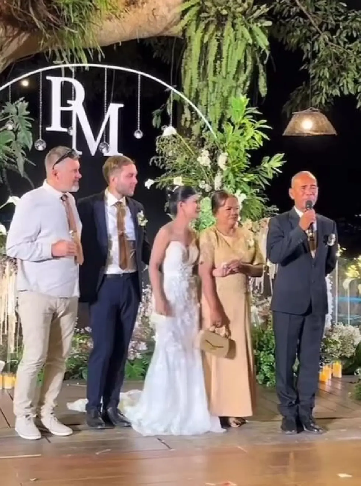 น้ำตาไหลทั้งงาน พ่อเจ้าสาวลาแนวหน้ามาร่วมงาน ก่อนรีบกลับไปรบ