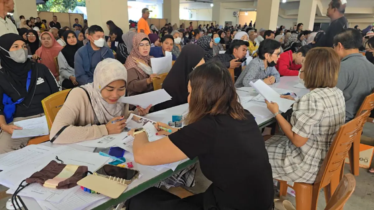 ชาวบ้านแห่ลงทะเบียน รับเงินเยียวยาน้ำท่วม 9000 บาท แน่นเทศบาลหาดใหญ่