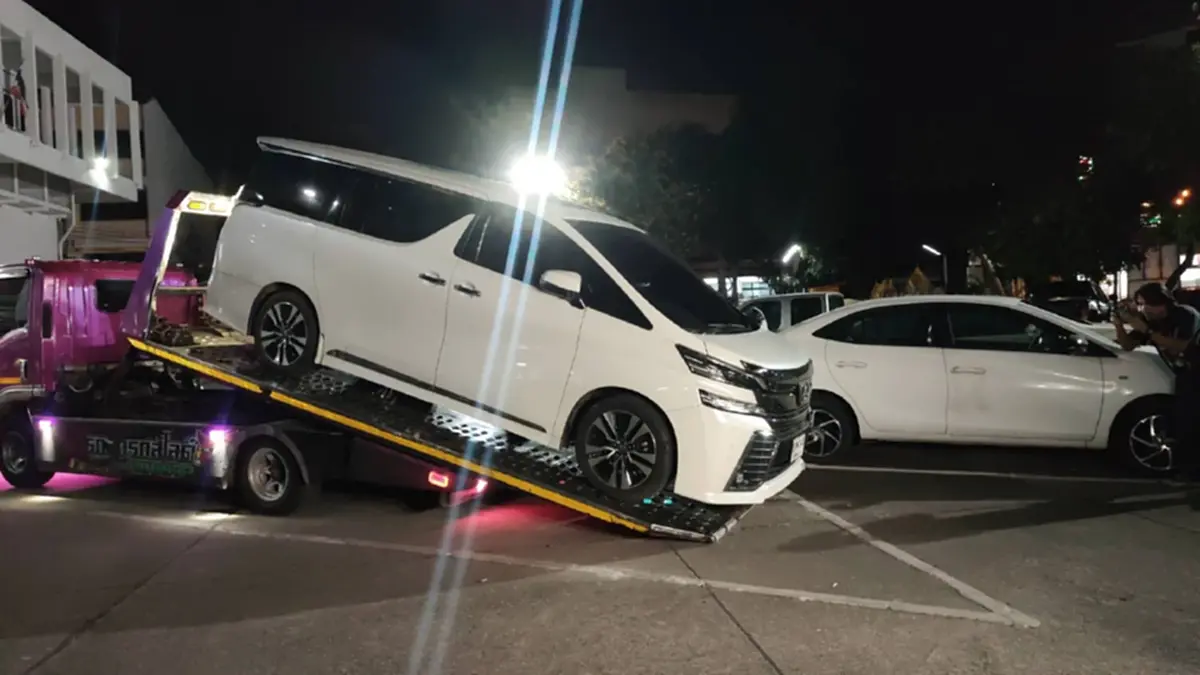 ตกใจ จนท.ค้นรถตู้หรู ผู้ก่อเหตุ ลั่นไกบนทางด่วน เจอเอกสารเพียบ