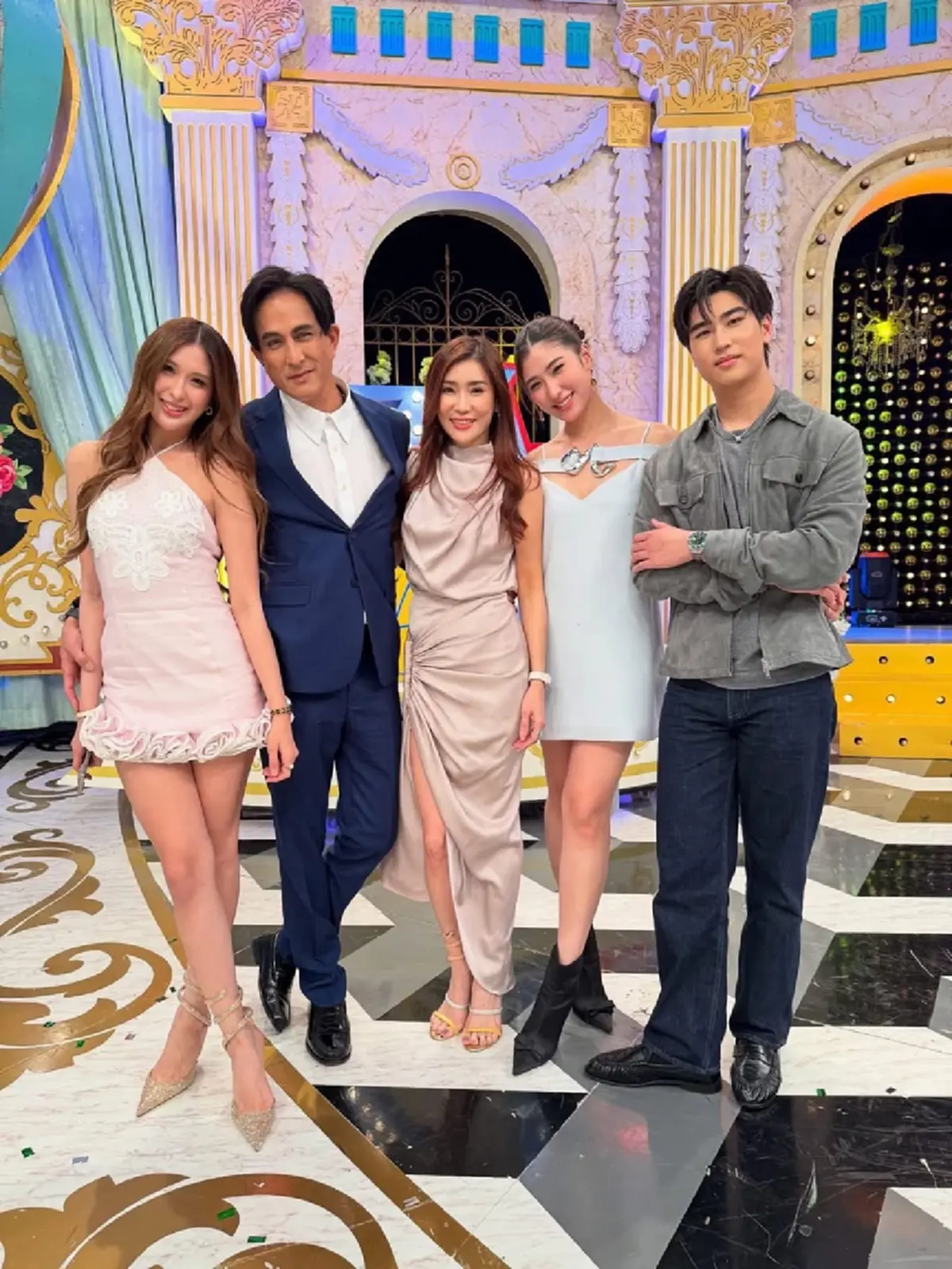 ช็อตเดียวสะเทือนโซเชียล ภรรยาพระเอกในตำนาน ยังเป๊ะเหมือนเดิม