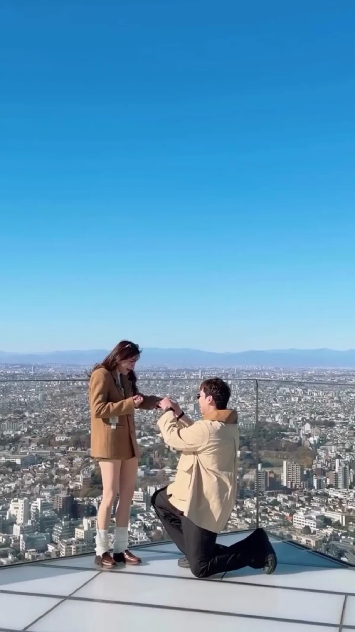 หวานกลางโตเกียว! นักร้องดัง เซอร์ไพรส์ขอแฟน แต่งงานแล้ว