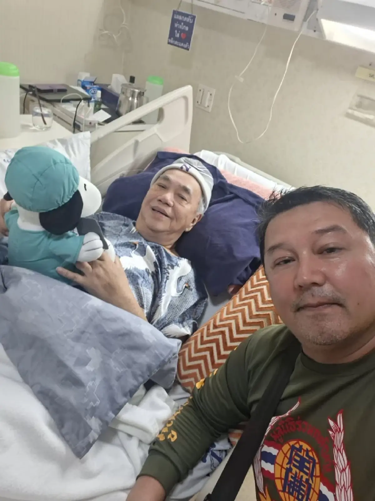 ภาพล่าสุด ดร.เสรี กำลังใจดี นอนกอดตุ๊กตาพระราชทาน ไม่ยอมห่าง