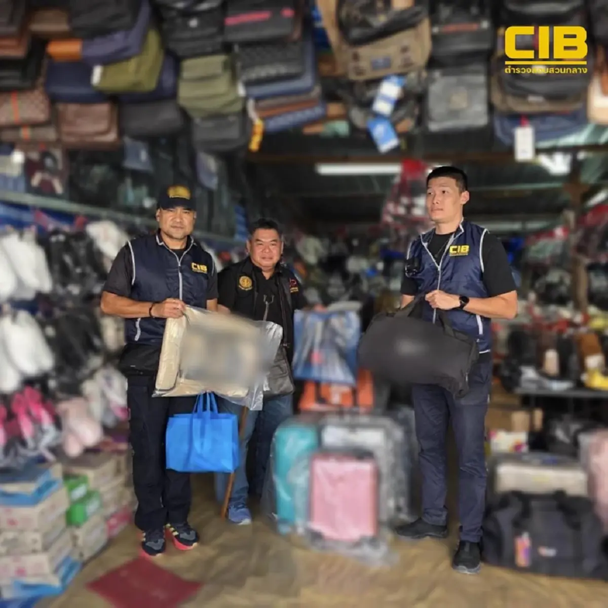 ทลายแหล่งสินค้าปลอมเกาะสมุย – พะงัน ตรวจยึดแบรนด์ดัง!