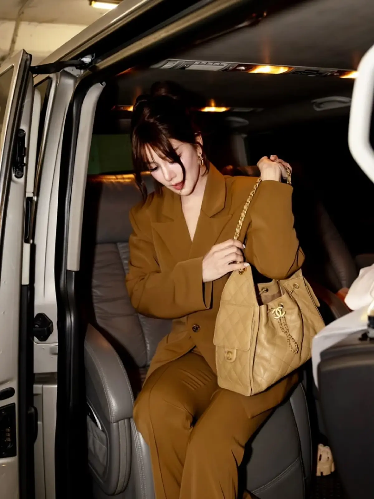 จำแทบไม่ได้! “ก้อย รัชวิน” ฟาดลุคสูทน้ำตาล เท่สไตล์นางเอกเกาหลี