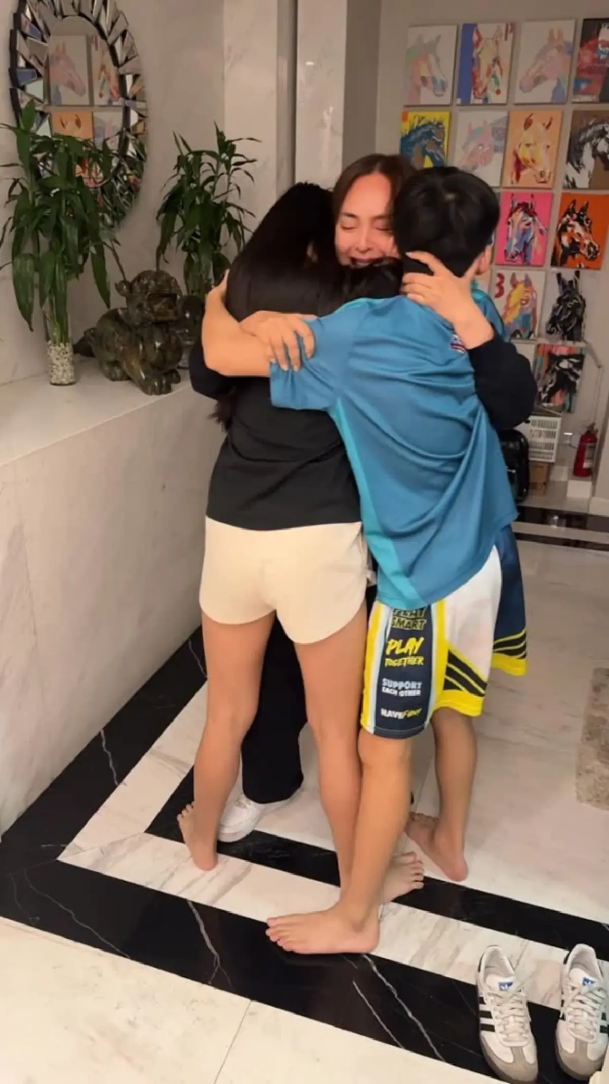 เปิดภาพวินาที นานา ไรบีนา สวมกอดลูกแฝด หลังได้ประกันตัว