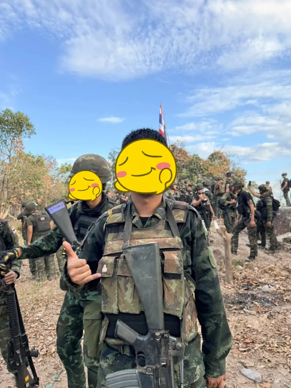 นาทีแห่งศักดิ์ศรีไทย ทหารกล้าปักธงชาติ ยึดคืนเนิน 225 สำเร็จ