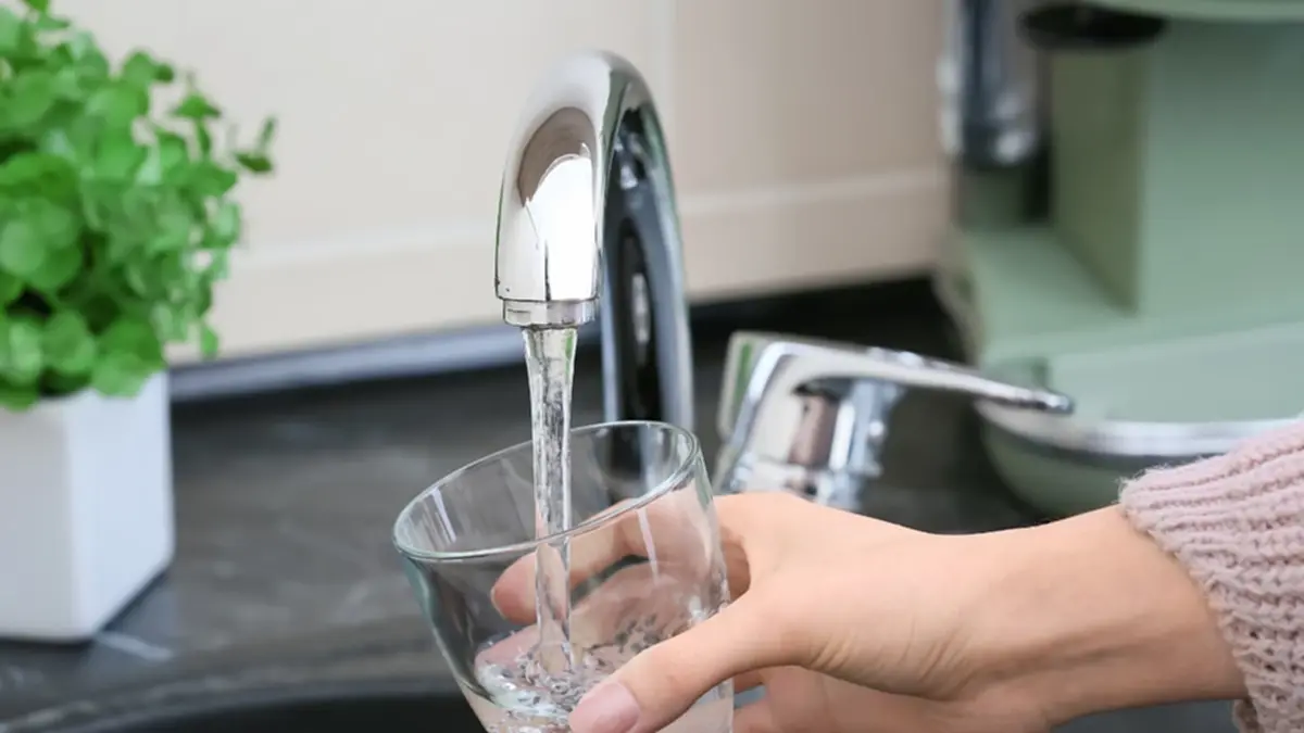 บ้านไหนน้ำกระด้างต้องรู้! วิธีลบคราบขาวบนก๊อกน้ำใน 10 นาที