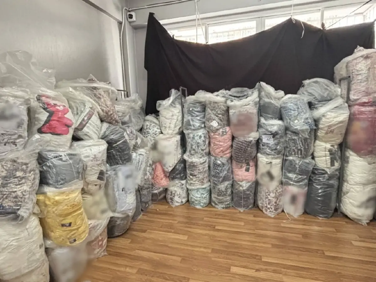 บุกทลายแหล่งใหญ่สินค้าปลอมแบรนด์ดัง กลางกรุงฯ มูลค่า 20 ล้าน