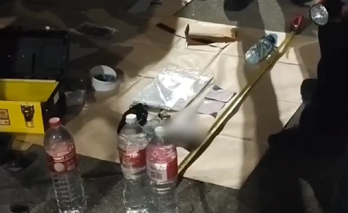 ตกใจ จนท.ค้นรถตู้หรู ผู้ก่อเหตุ ลั่นไกบนทางด่วน เจอเอกสารเพียบ