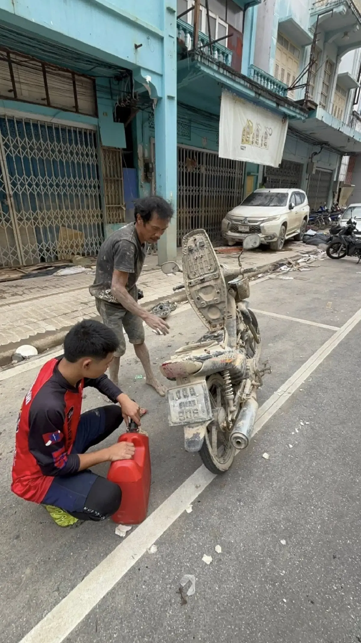 เจอแล้ว หนุ่มตามหาน้ำมัน ขี่เอายาให้ตายาย รู้ความจริงยิ่งซึ้งใจ