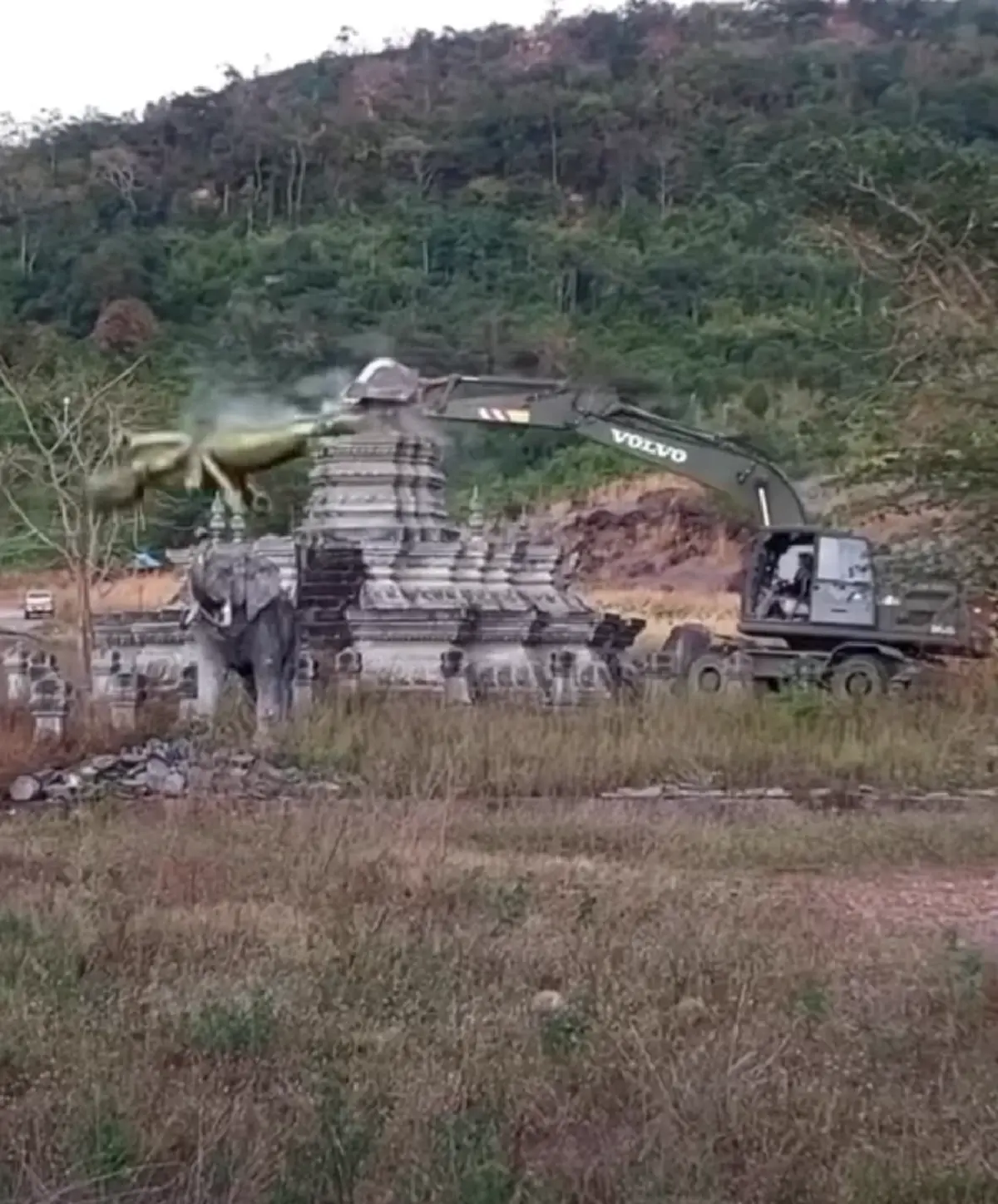 ไม่เอาไว้ เปิดสาเหตุ ทหารช่างลุยรื้อรูปปั้นช่องอานม้าทิ้ง