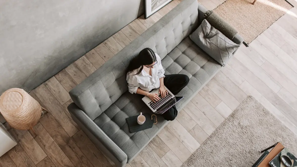  บ้านหอมโดยไม่ต้องเปียกน้ำ! วิธีขจัดกลิ่นโซฟาผ้าด้วยของใกล้ตัว