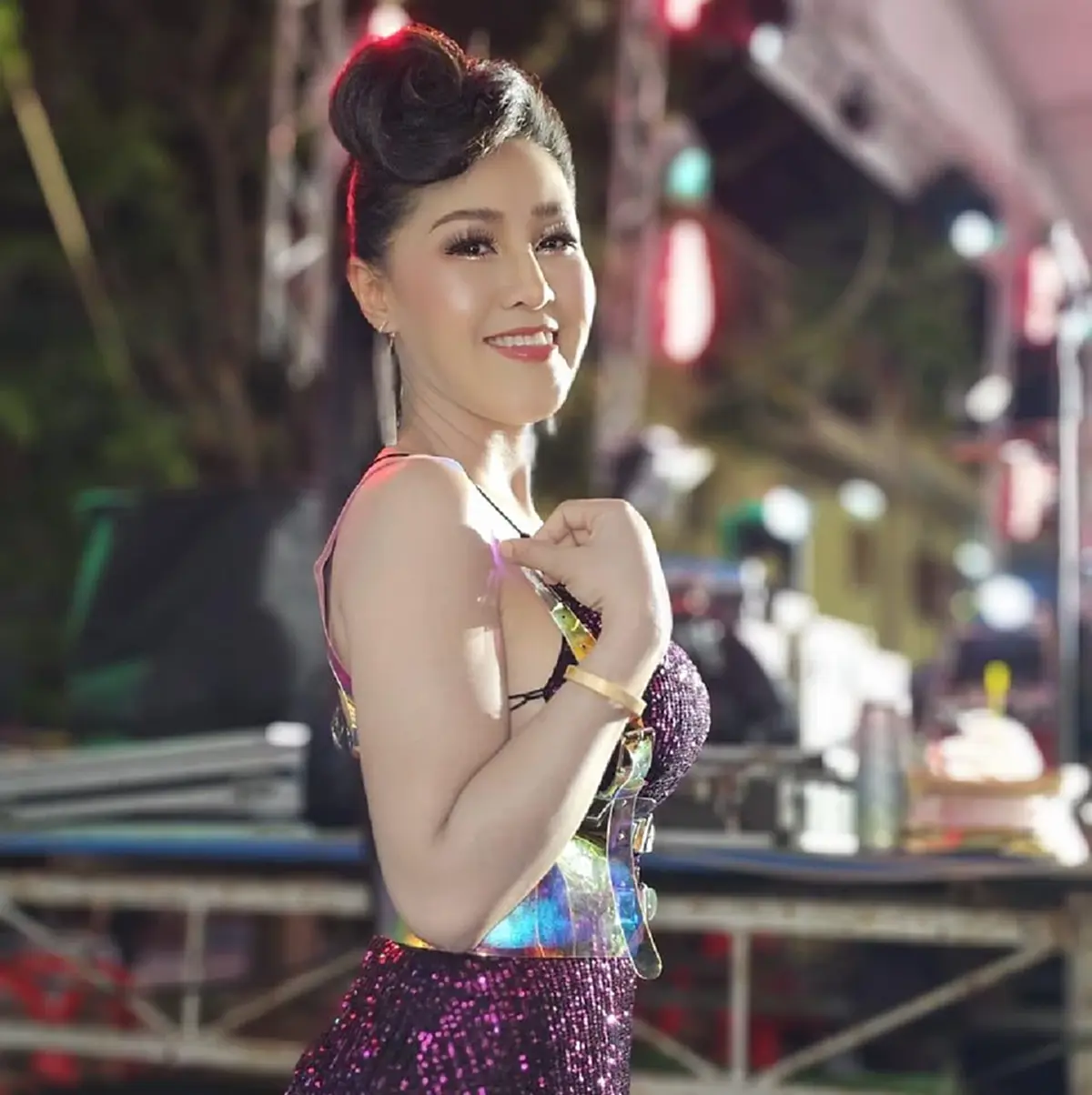 หญิงลี สลัดลุคนักร้อง ลงสนามการเมืองท้องถิ่น อาสาพัฒนาบ้านเกิด