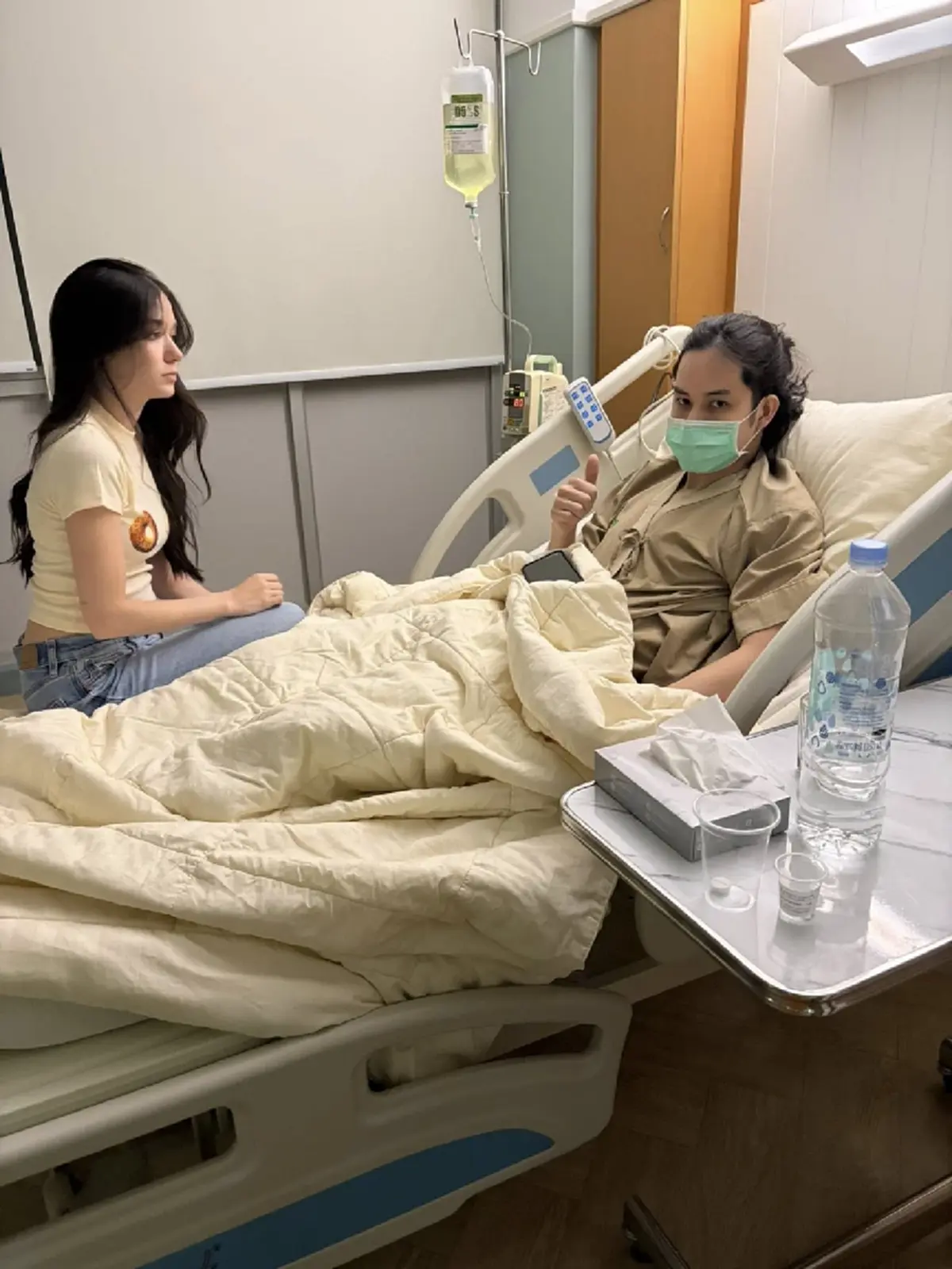 เก้า จิรายุ เส้นเสียงอักเสบ แอดมิตด่วน   วิโอเลตเฝ้าดูแลใกล้ชิด