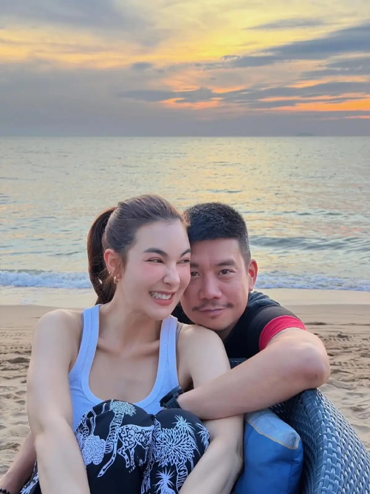 ภาพคู่สุดโรแมนติก โบว์เบญจวรรณ และ แบงค์ พชร เติมความหวานริมทะเล 