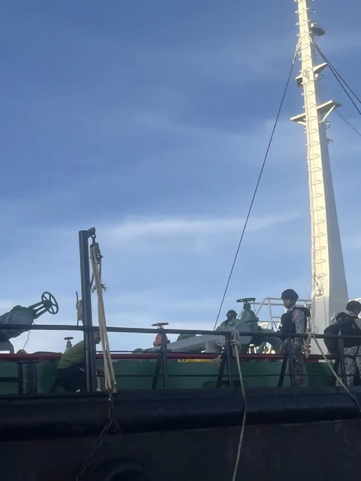 จับเรือไม่ระบุสัญชาติ พบของกลางน่าใจหาย ตรวจลูกเรือยิ่งน่าตกใจ