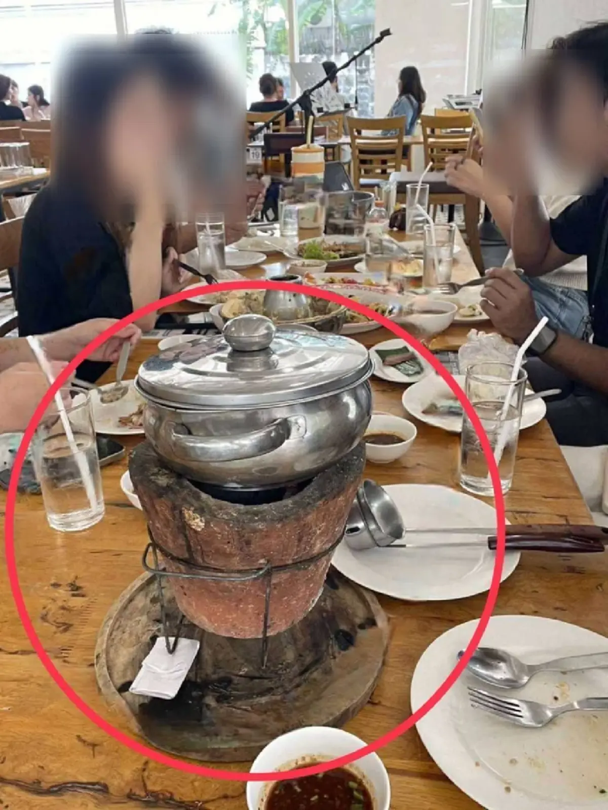 ส้มตำร้านดัง หม้อไฟคว่ำใส่ลูกค้าเจ็บหนัก คำตอบร้านยิ่งเจ็บใจ