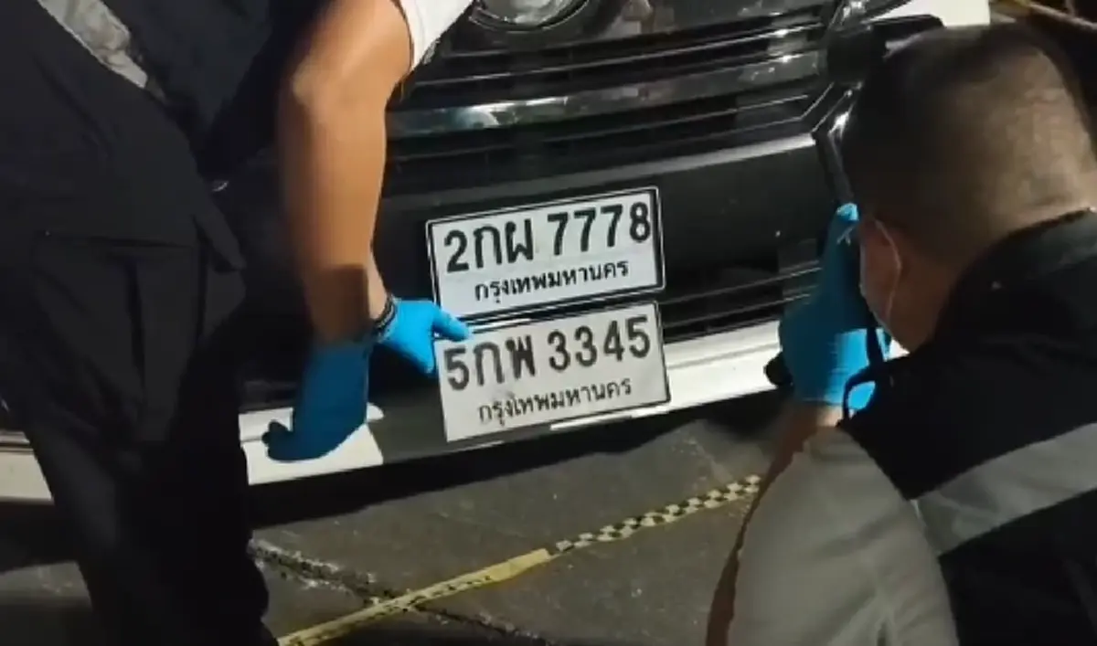 ตกใจ จนท.ค้นรถตู้หรู ผู้ก่อเหตุ ลั่นไกบนทางด่วน เจอเอกสารเพียบ