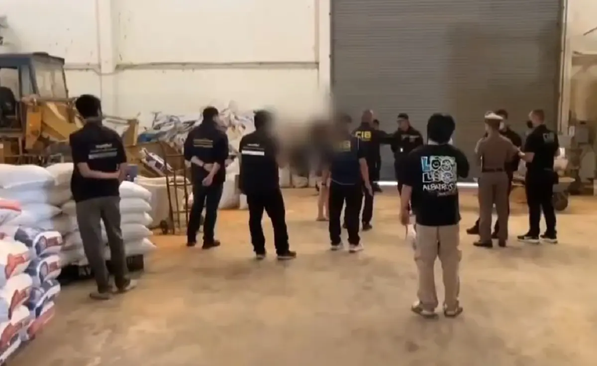 บุกทลายโรงงานลับ เจอเต็มๆ 12 ตัน ยึดของกลางกว่าครึ่งล้าน