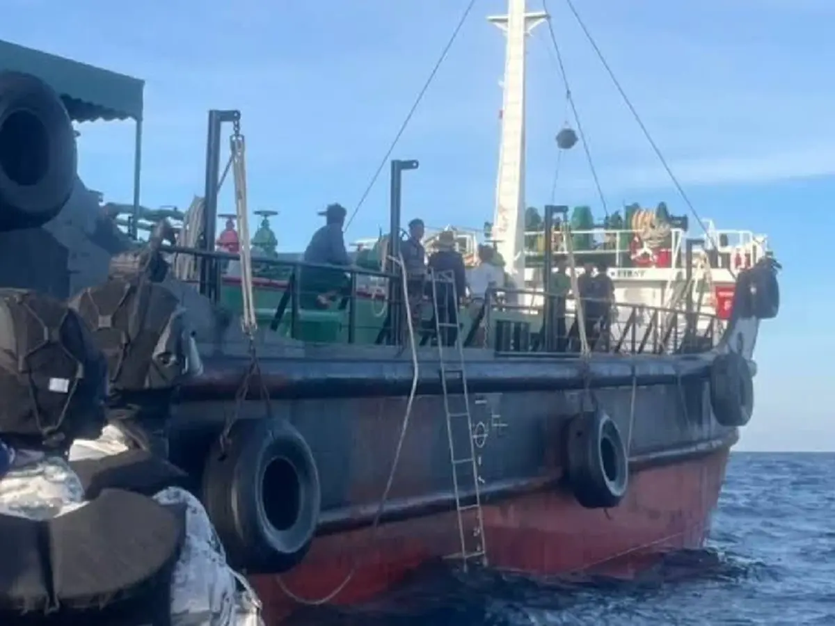 ทัพเรือสกัดเรือน้ำมันต้องสงสัย ส่อส่งยุทธปัจจัยไปเขมร