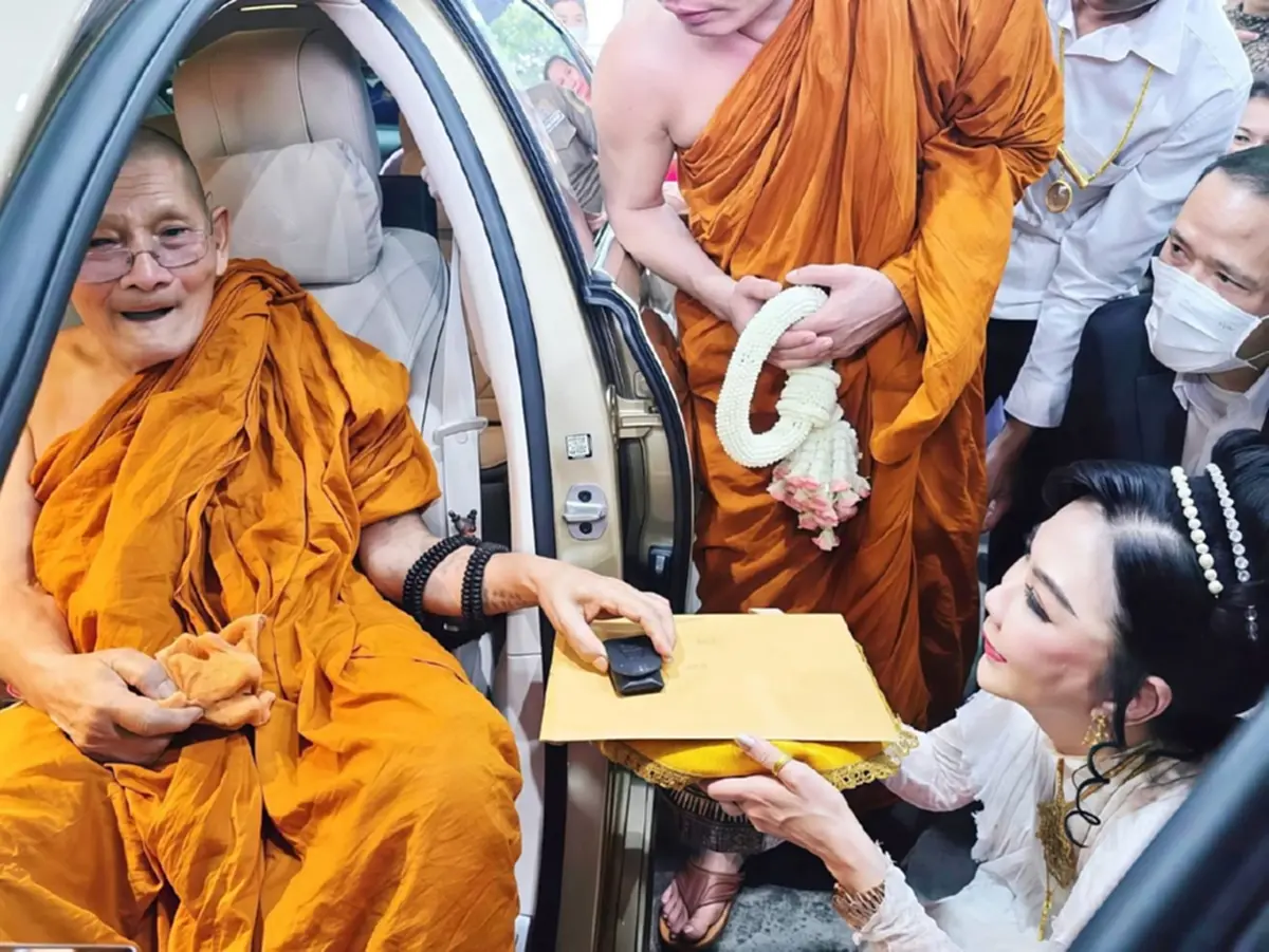 เปิดเลขทะเบียนรถหรูป้ายแดง เศรษฐีใจบุญถวาย หลวงปู่ศิลา