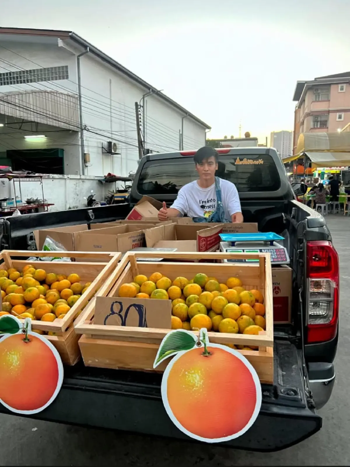 สู้ชีวิตไม่อายทำกิน  “โกสินทร์” เปิดท้ายรถขายส้มฝาง คนแห่ชื่นชม 