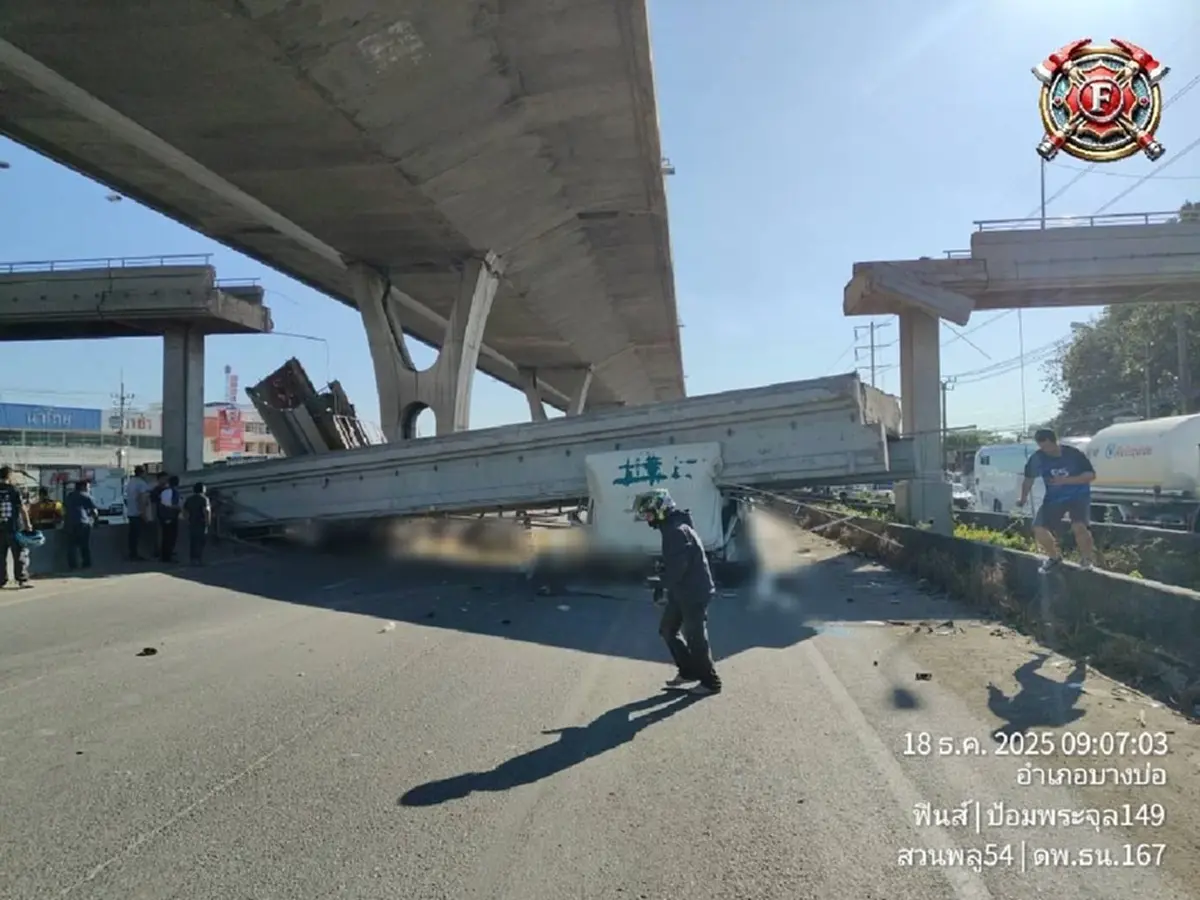 ด่วน สะพานลอยถล่มย่านบางนา-ตราด ทับรถบรรทุก - รถกระบะพังยับ