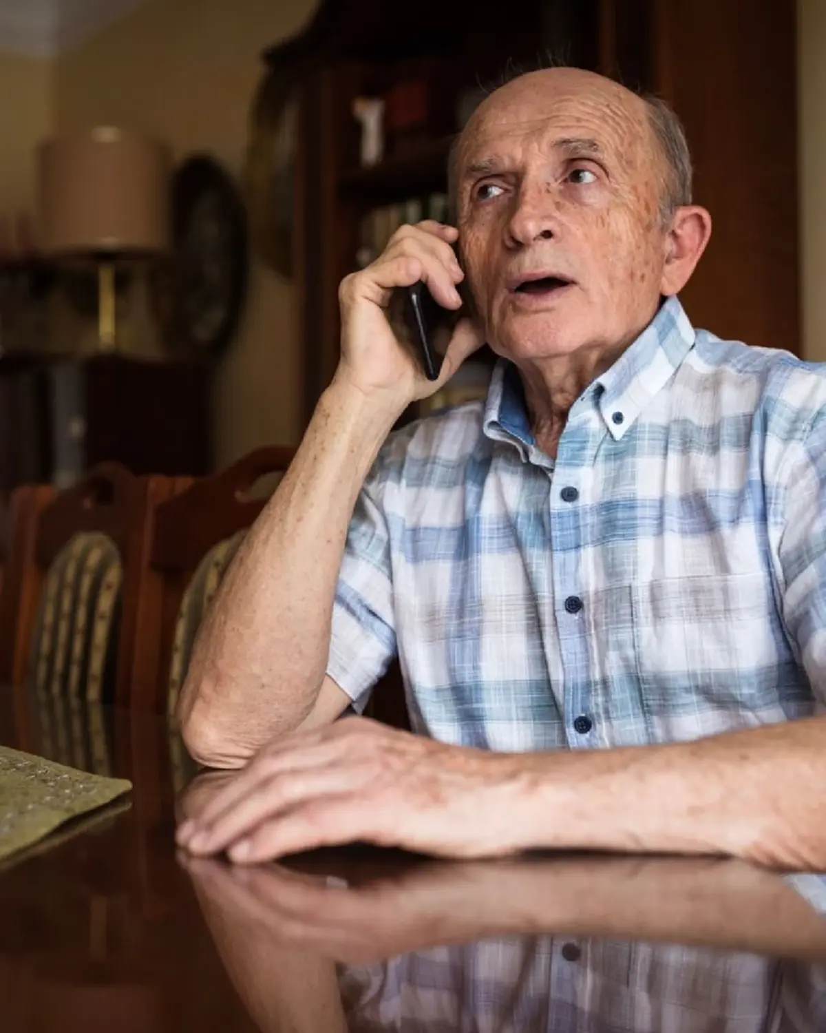 ผู้สูงอายุต้องระวัง มิจฉาชีพหลอกตั้งค่าเปลี่ยนภาษา ก่อนหลอกกดโอนเงินออกจากบัญชี