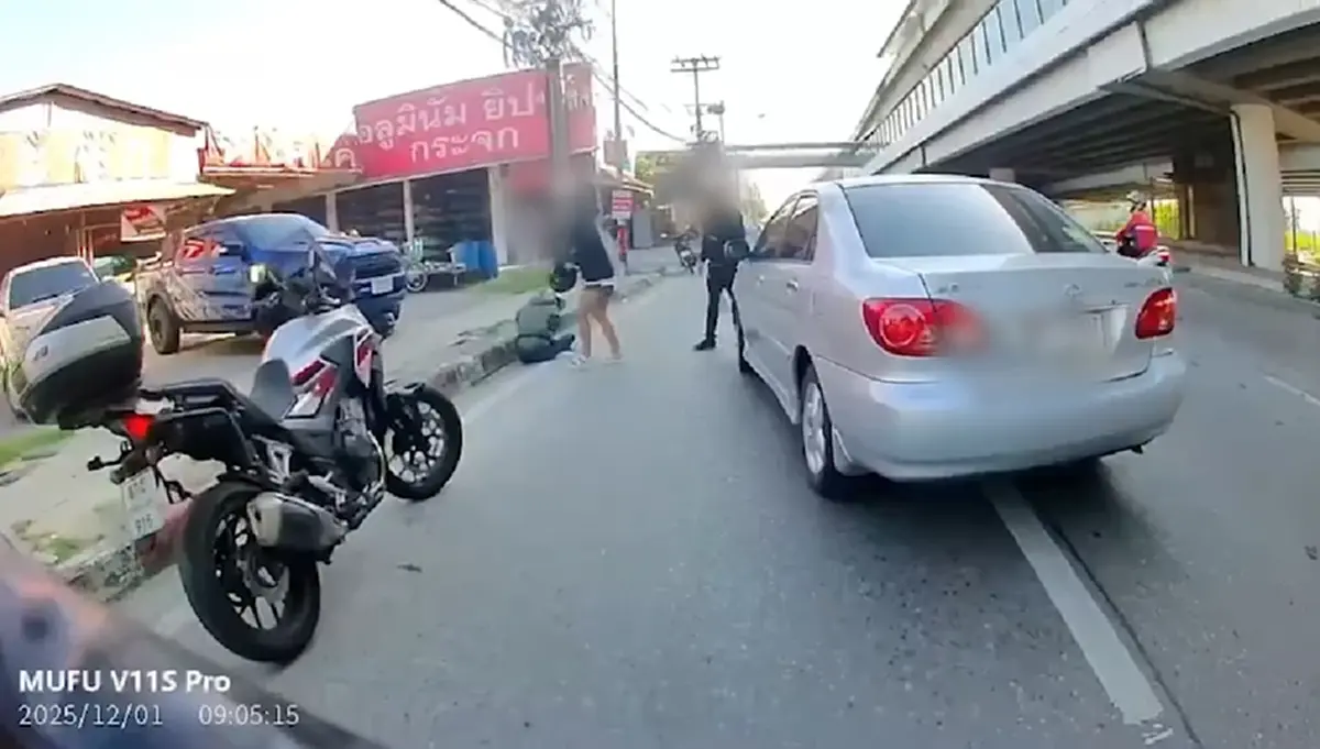 ระทึกกลางถนน! เหตุทะเลาะวิวาท รถเก๋งและบิ๊กไบค์ลุกลามจนมีผู้บาดเจ็บสาหัส