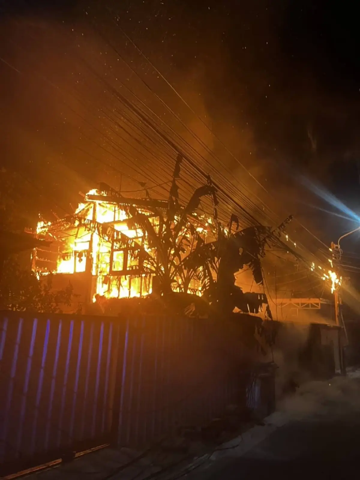 ระทึกกลางดึก ไฟลุกโชนไหม้บ้านวอด 2 หลัง เร่งสอบสวนหาสาเหตุ