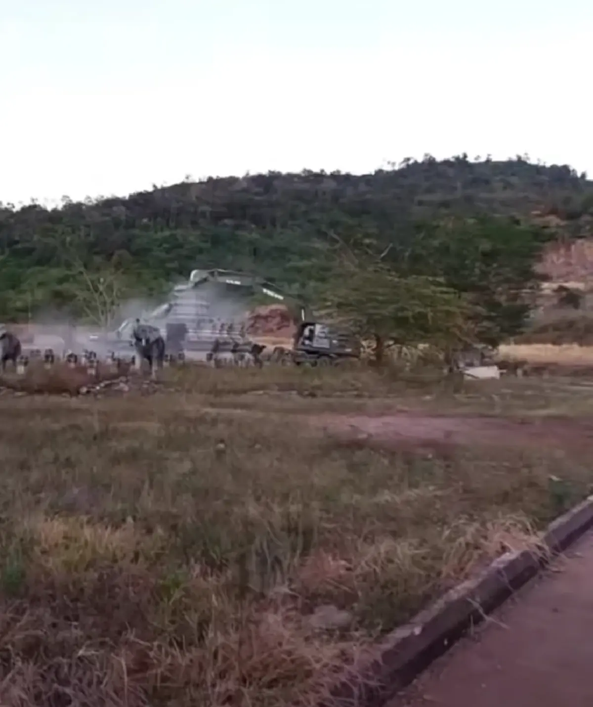 ไม่เอาไว้ เปิดสาเหตุ ทหารช่างลุยรื้อรูปปั้นช่องอานม้าทิ้ง