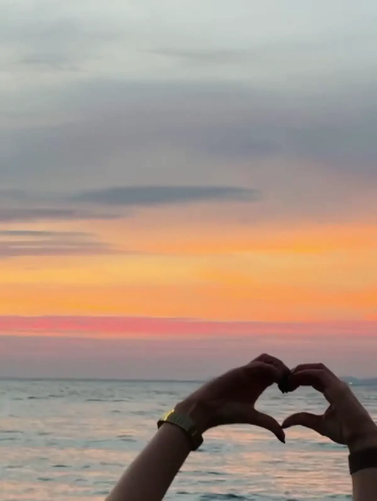 ภาพคู่สุดโรแมนติก โบว์เบญจวรรณ และ แบงค์ พชร เติมความหวานริมทะเล 