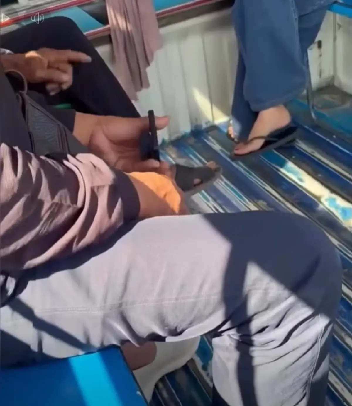 เตือนภัย พฤติกรรม"ลุงหื่น"บนสองแถว กลางวันแสกๆ ไม่อายคนทั้งรถ