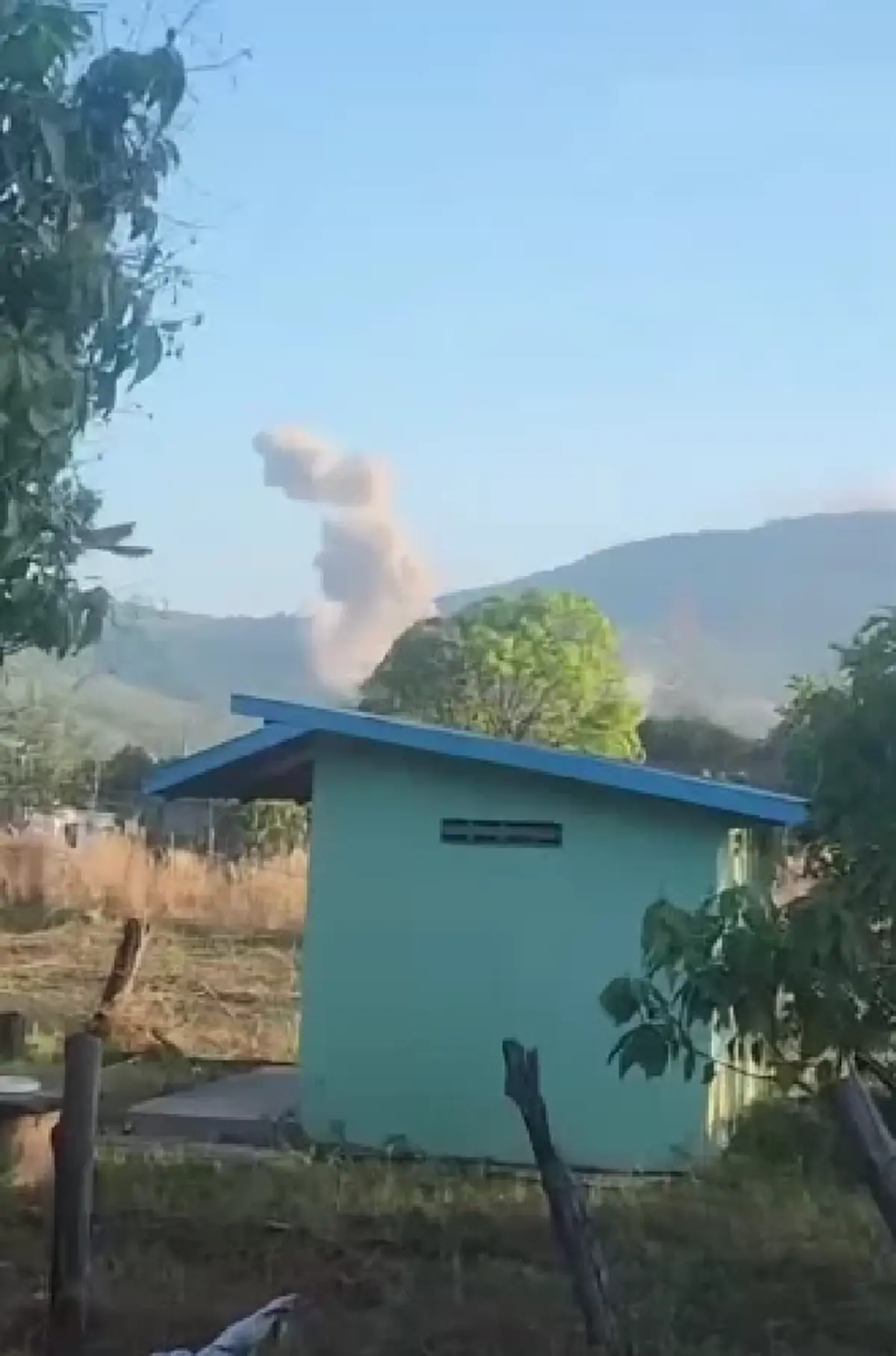 เปิดภาพ "ฮุนเซน" นั่งบัญชาการ พร้อมนายทหารอาวุโส ที่คฤหาสน์