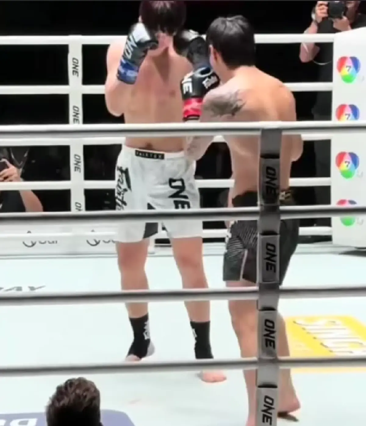 เปิดชัดๆจังหวะ "ตะวันฉาย" ถูก "หลิว เมิงหยาง" เตะตัดขา ลงไปนั่ง