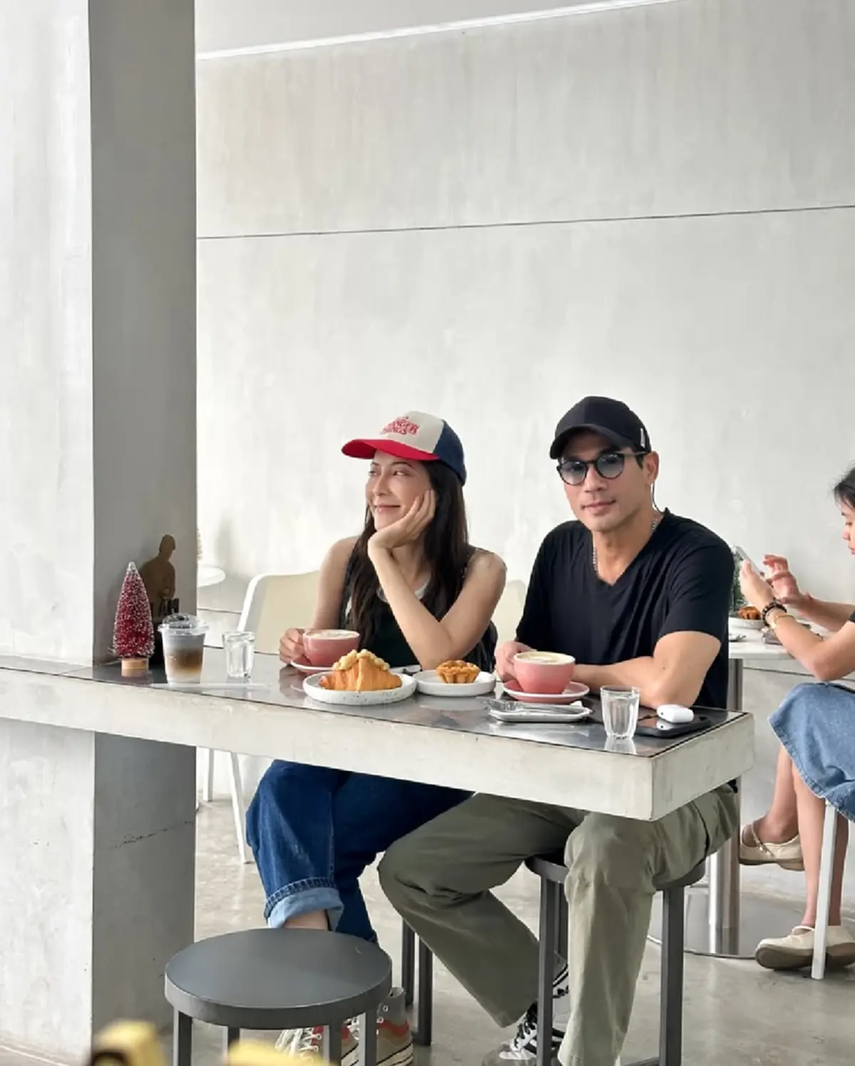 “พิ้งกี้-ตุ้ย” โผล่นั่งชิลคาเฟ่กาญฯ โมเมนต์คู่ที่แฟนๆ รอคอย