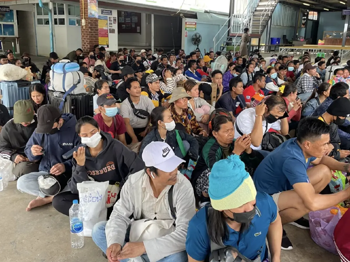 แรงงานกัมพูชาสะดุด รัฐชะลอใบอนุญาตชั่วคราว ยกระดับความมั่นคง