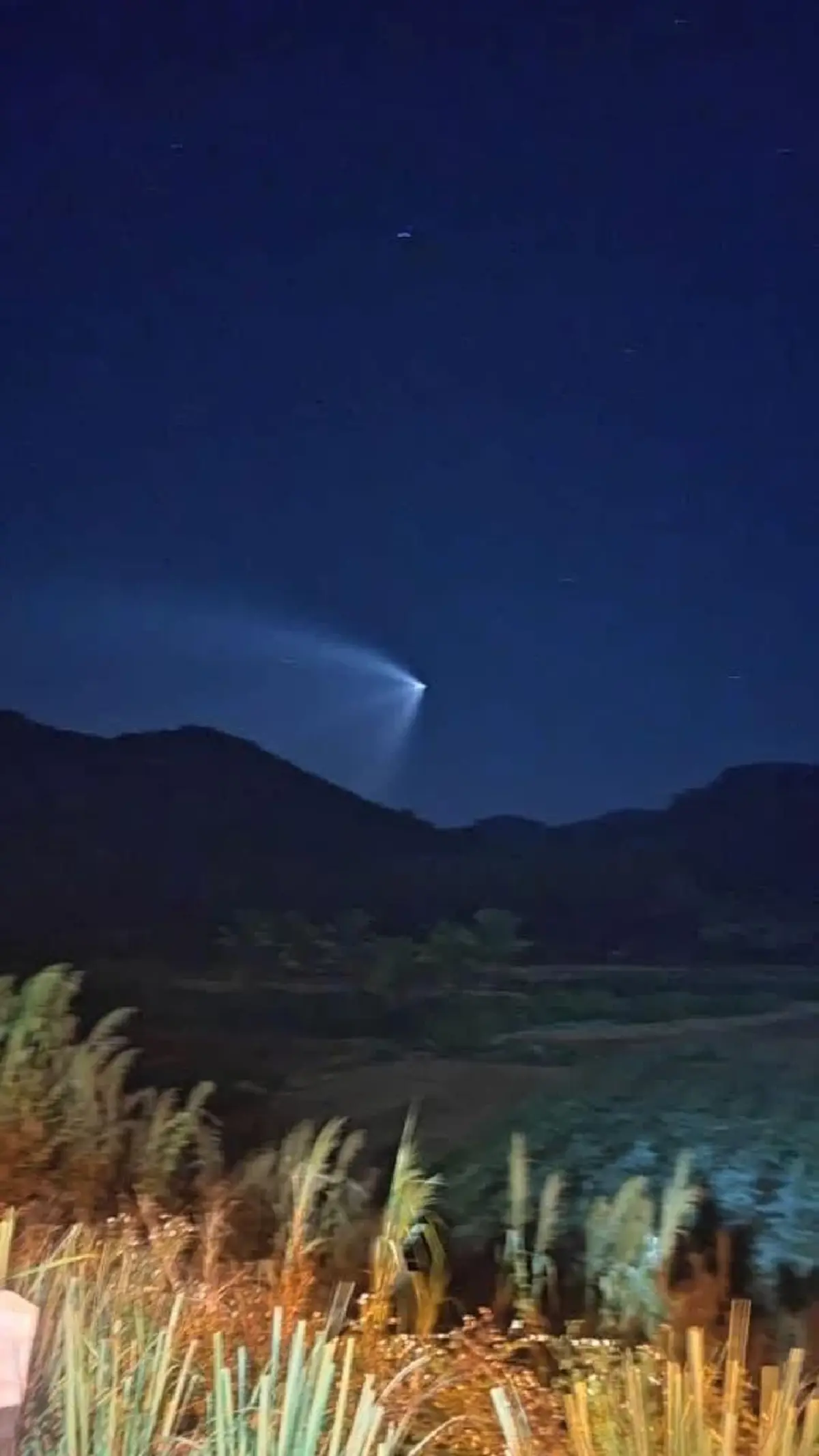 รู้แล้วคืออะไร แสงรูปกรวยปริศนา โผล่เหนือท้องฟ้าเช้ามืดวันนี้ 