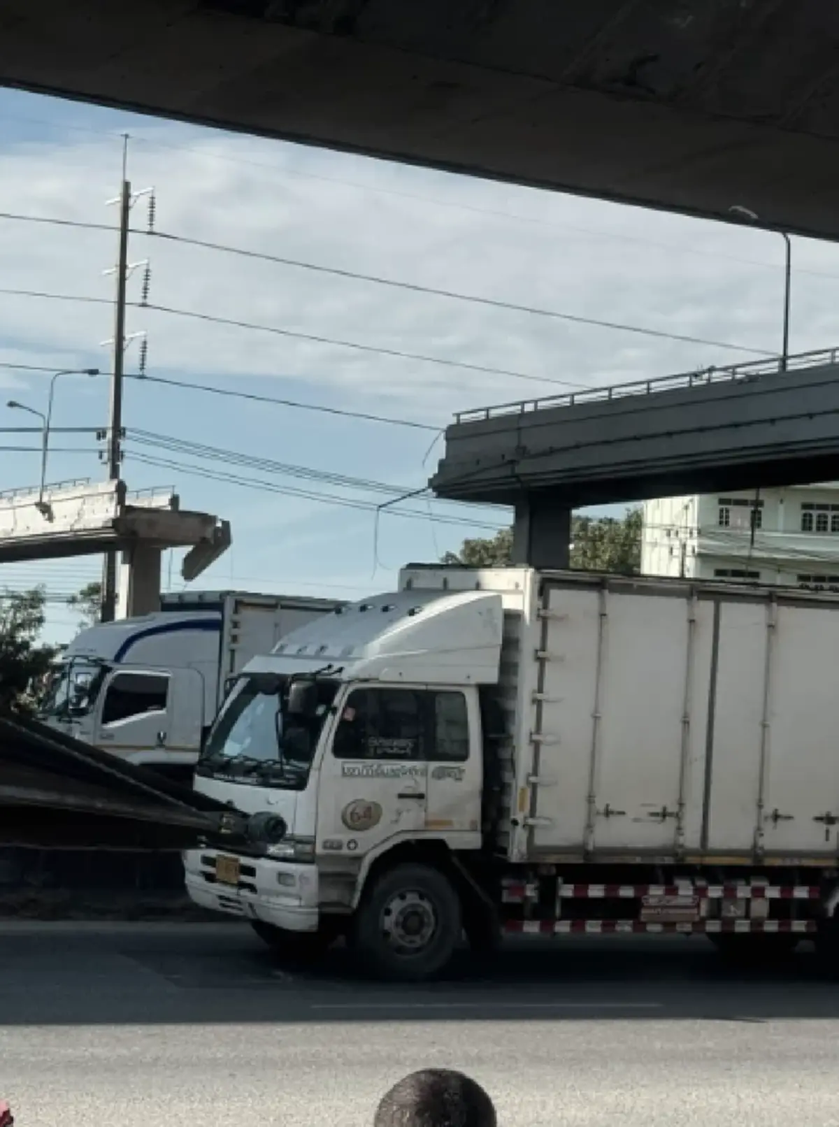 ด่วน สะพานลอยถล่มย่านบางนา-ตราด ทับรถบรรทุก - รถกระบะพังยับ