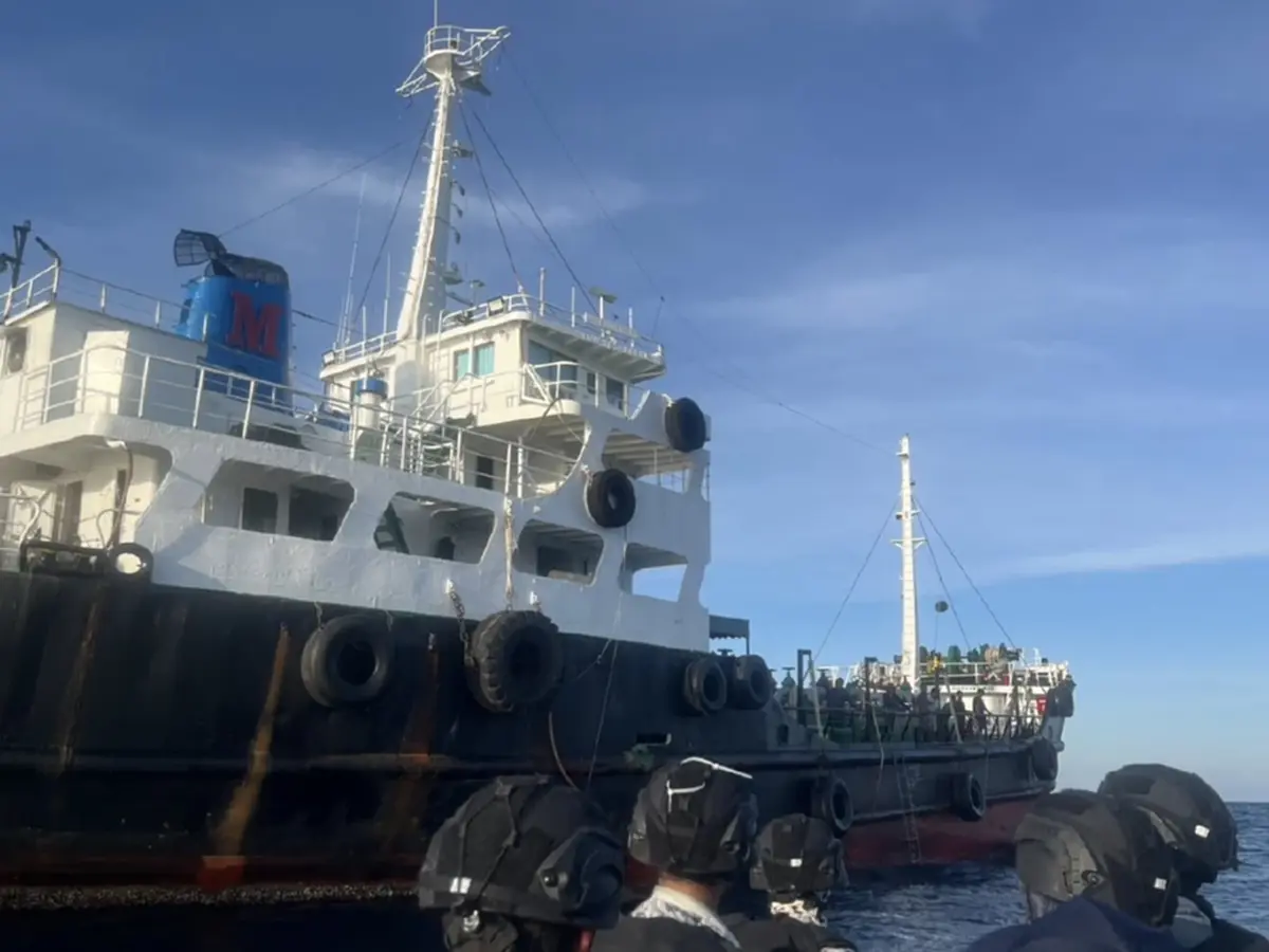 จับเรือไม่ระบุสัญชาติ พบของกลางน่าใจหาย ตรวจลูกเรือยิ่งน่าตกใจ