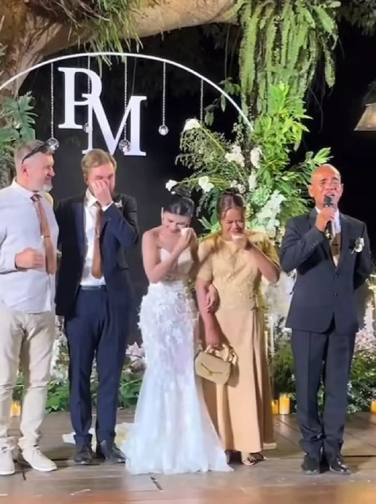 น้ำตาไหลทั้งงาน พ่อเจ้าสาวลาแนวหน้ามาร่วมงาน ก่อนรีบกลับไปรบ