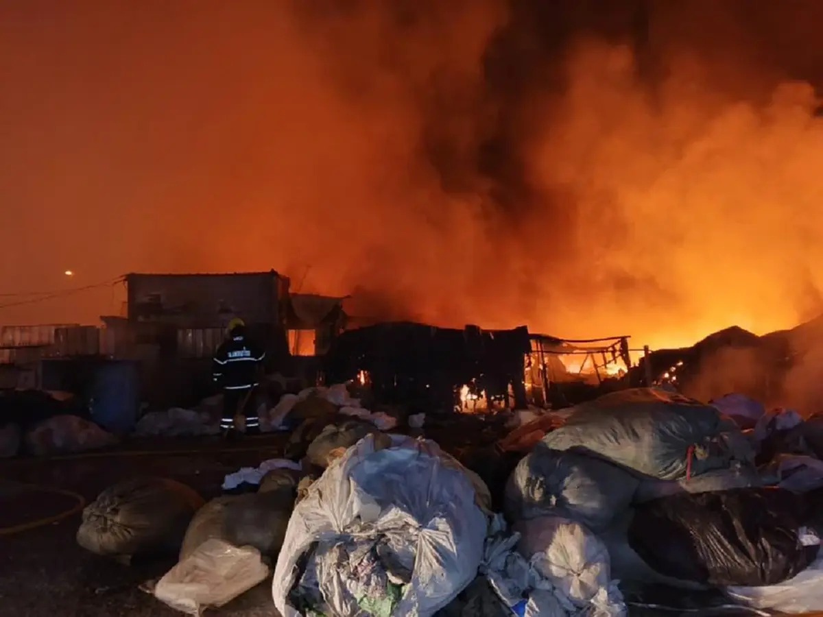 เหตุเพลิงไหม้ ร้านรับซื้อของเก่า ภายใน ซอยขจรวิทย์ สมุทรปราการ