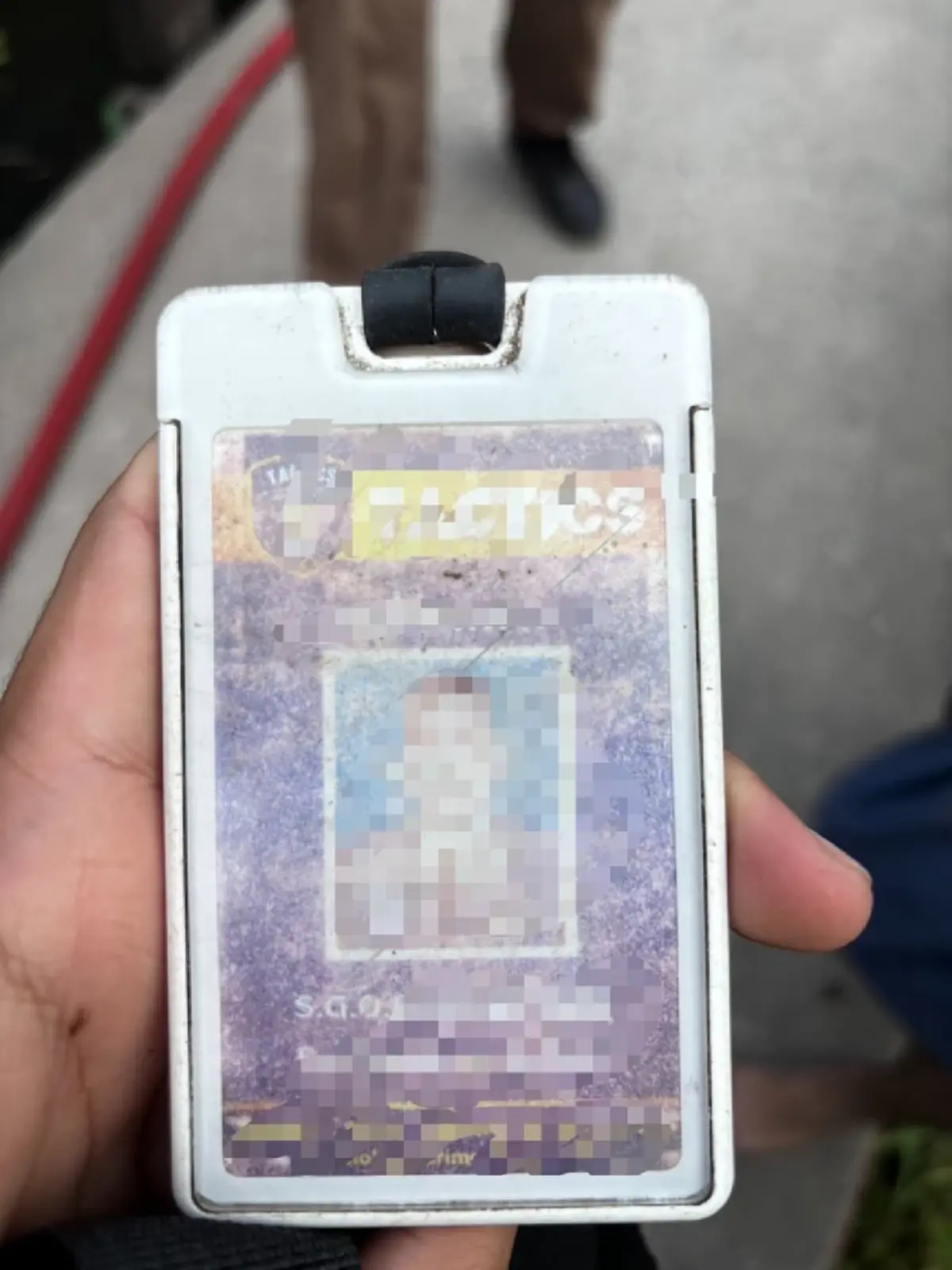 คนเร่ร่อน ถือบัตร ร.ต.อ. พอตรวจบัตรดูดีๆ ถึงได้รู้ว่าเป็นใคร