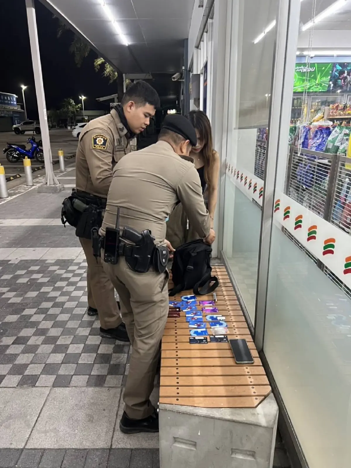 พิรุธหนัก หนุ่มสาวยืนกดเงินไม่หยุด เกือบ7แสน ตำรวจบุกจับคู่