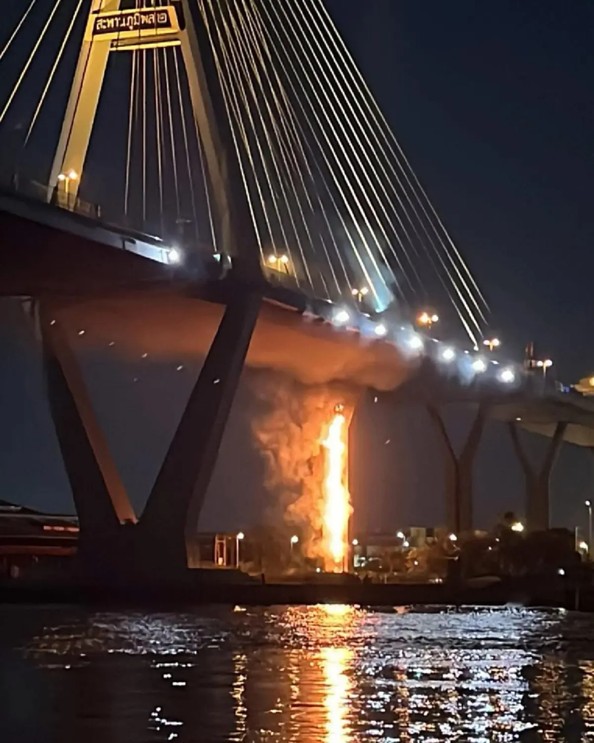 เปิดสาเหตุ ไฟไหม้ท่อน้ำใต้สะพานภูมิพล ไม่กระทบโครงสร้าง