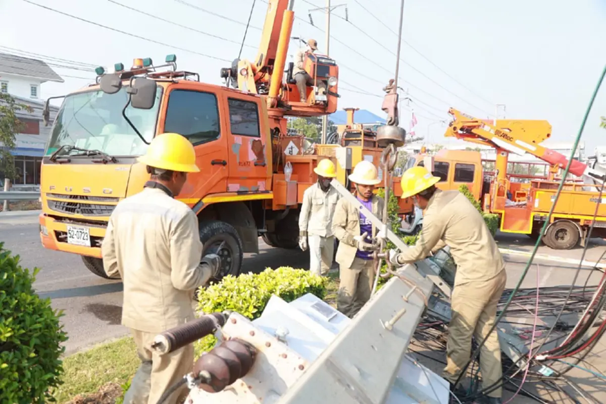 MEA ระดม 200 ชีวิต กู้ระบบไฟฟ้า เหตุเสาไฟล้มกว่า 70 ต้น บางปู