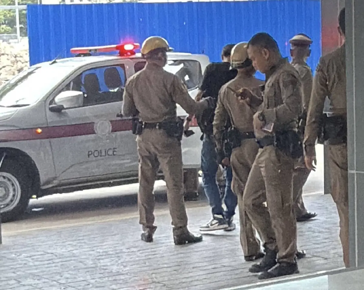  นายหำ ถือถุงใส่ข้าวกล่อง และ น้ำที่ หญิง ผสห. สงสารไปซื้อมาให้ทาน ระหว่างรอตำรวจท้องที่มารับตัวไปดำเนินคดีที่ สน พหลโยธิน